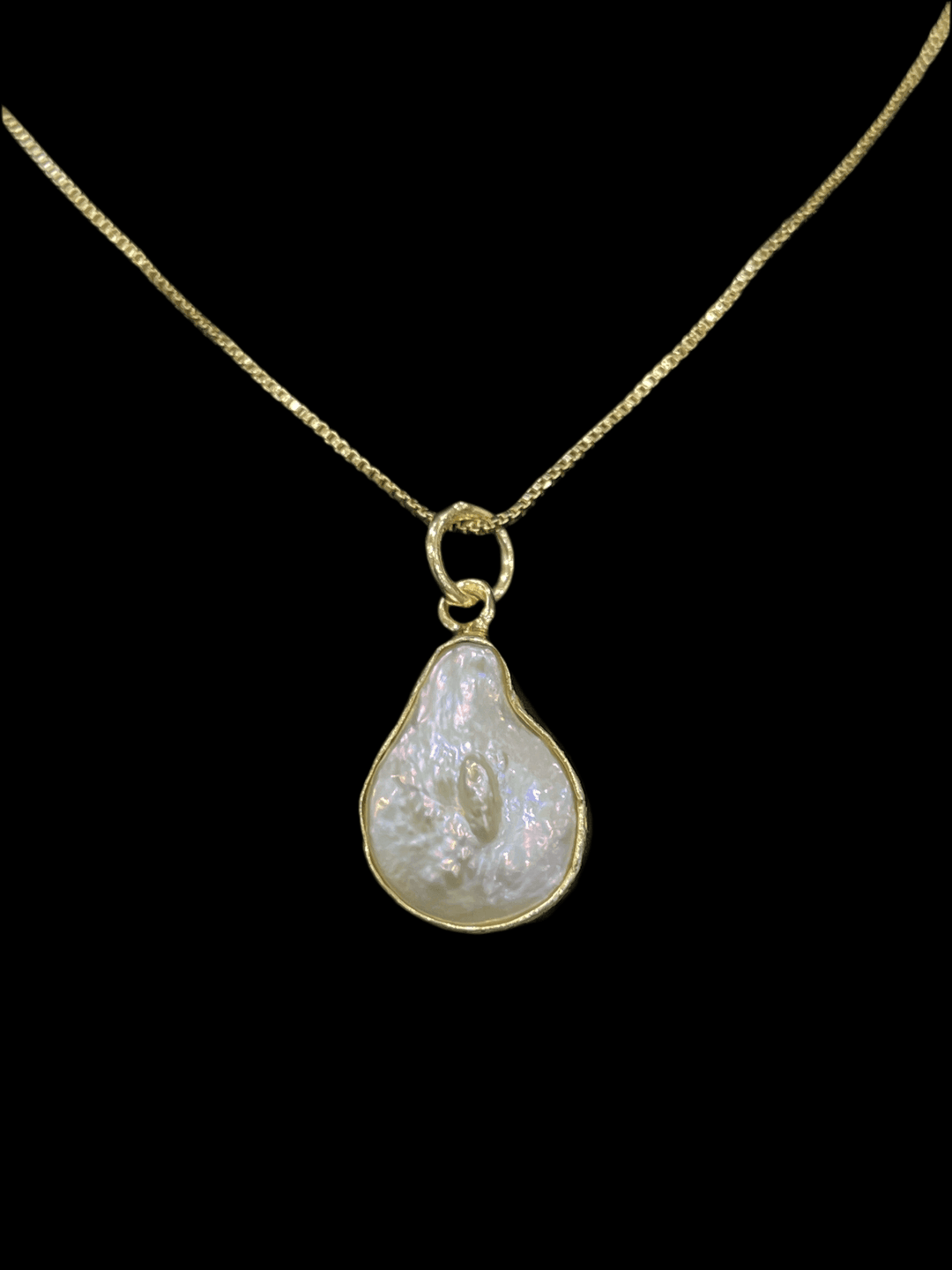 Mother of Pearl Teardrop Necklace - Timeless Gold-Plated Elegance