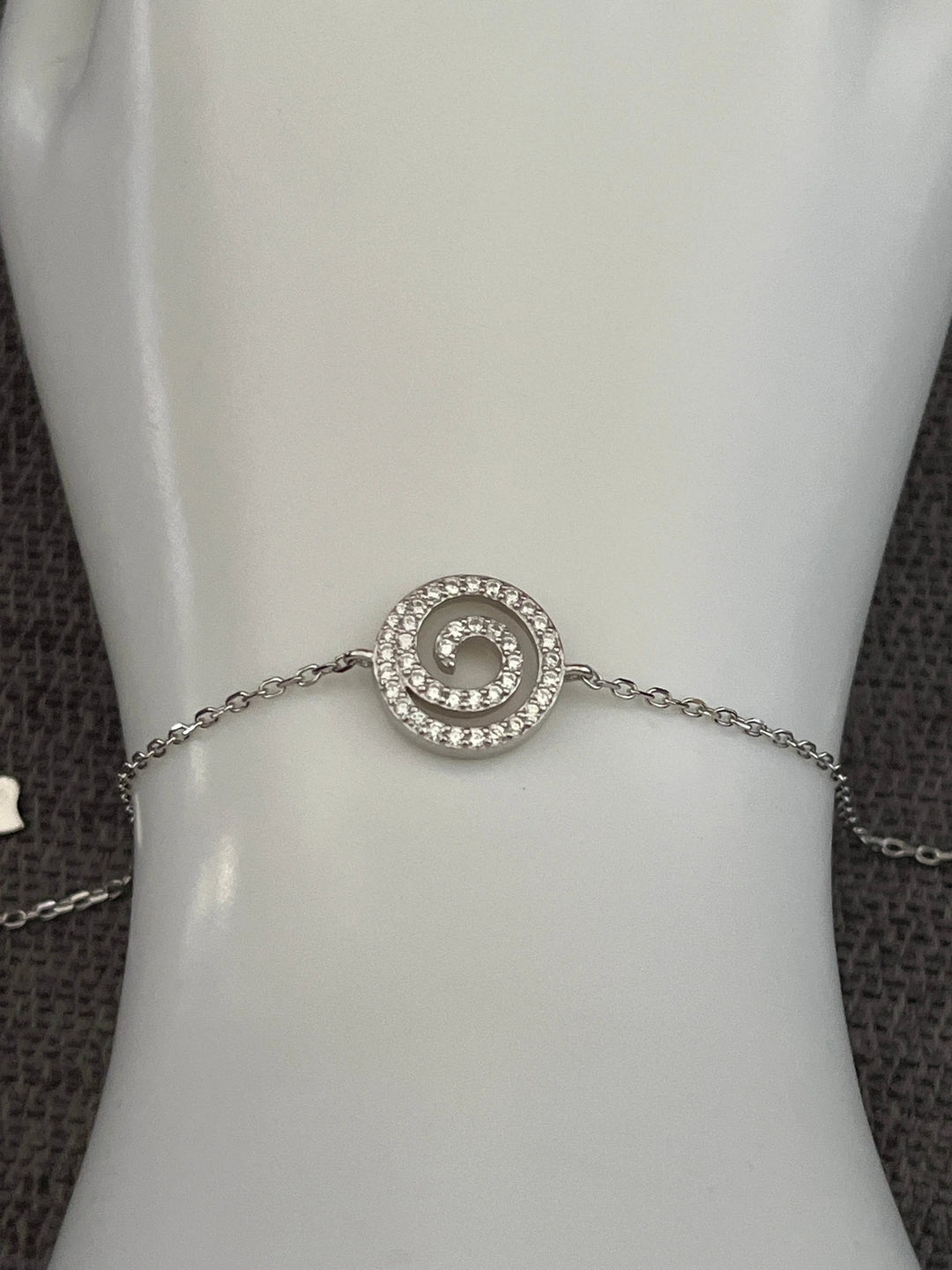 Stylish Cinnamon Bracelet: A Must-Have Accessory for Every Outfit