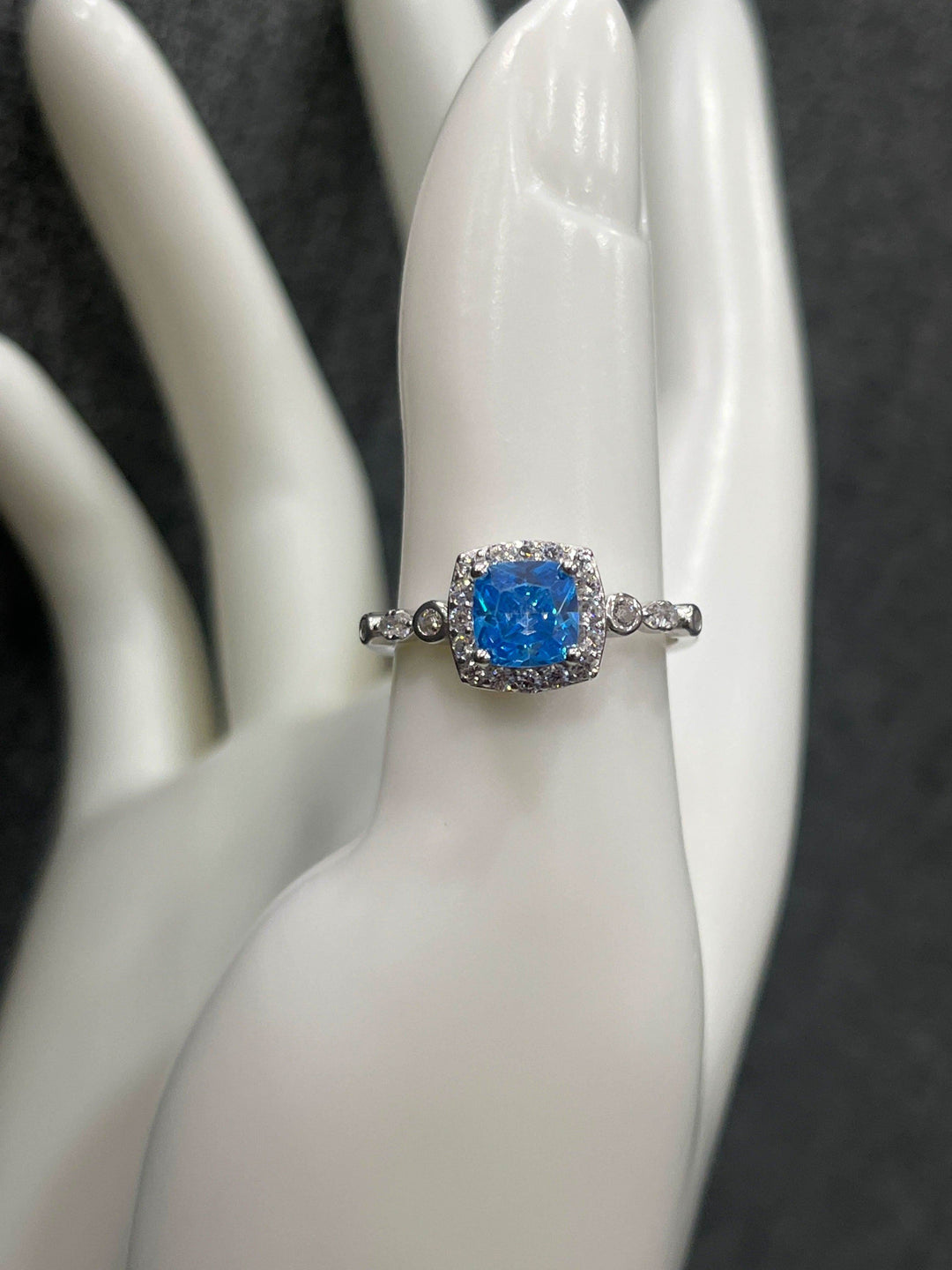 Timeless Beauty: Sterling Silver Ring with Turquoise Stone