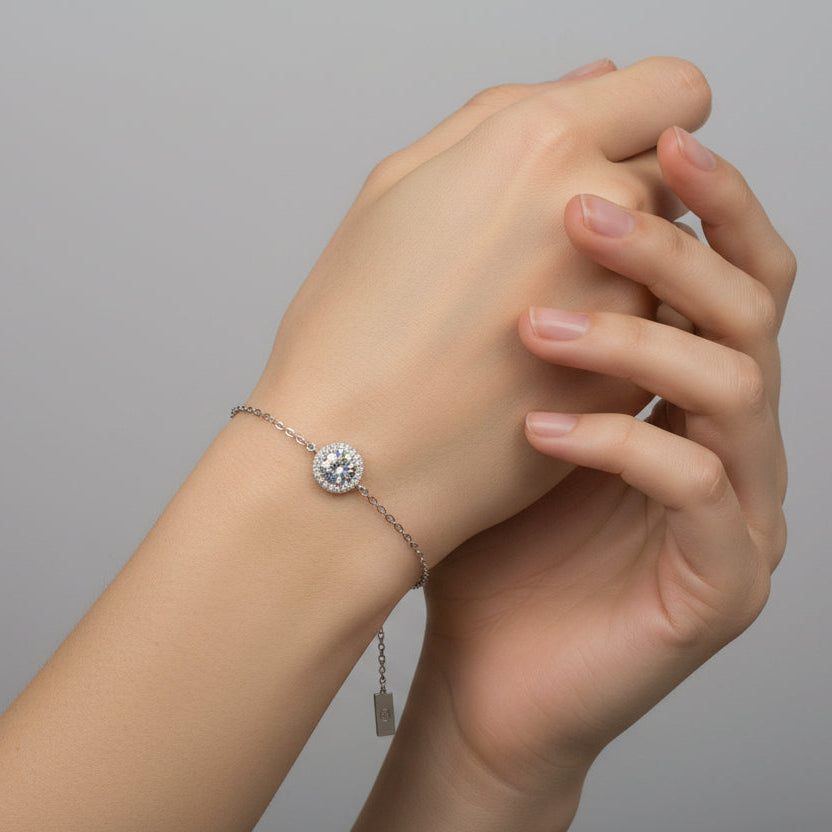 Exquisite Sterling Silver Bracelet with Sparkling Diamond Zirconia