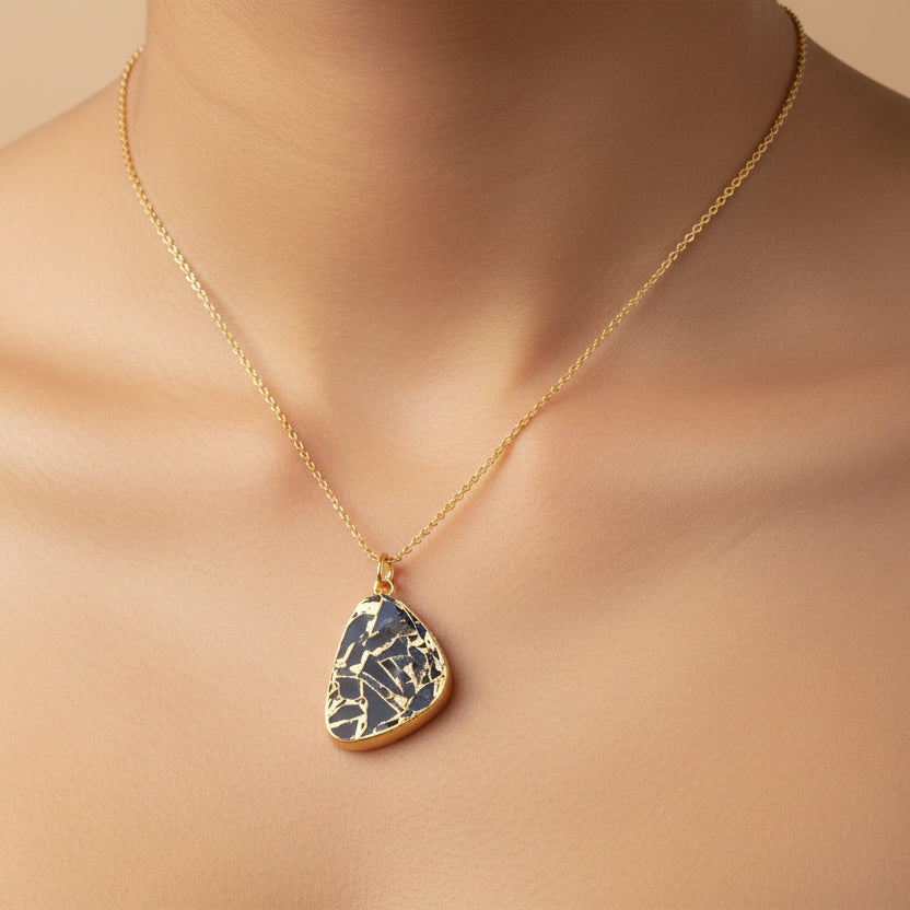 Exquisite Necklace: Sapphire for a Timeless, Luxurious Look