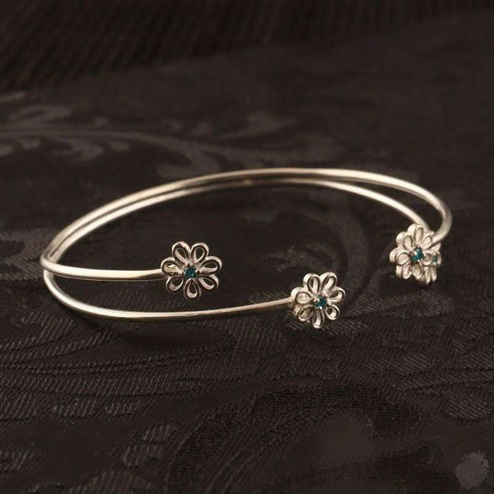 Topaz Twirl: Daisy Blue - Saras Beads & Jewellery