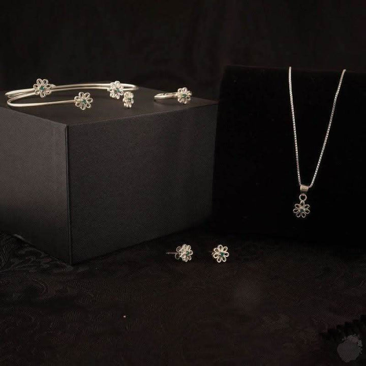 Topaz Twirl: Daisy Blue - Saras Beads & Jewellery