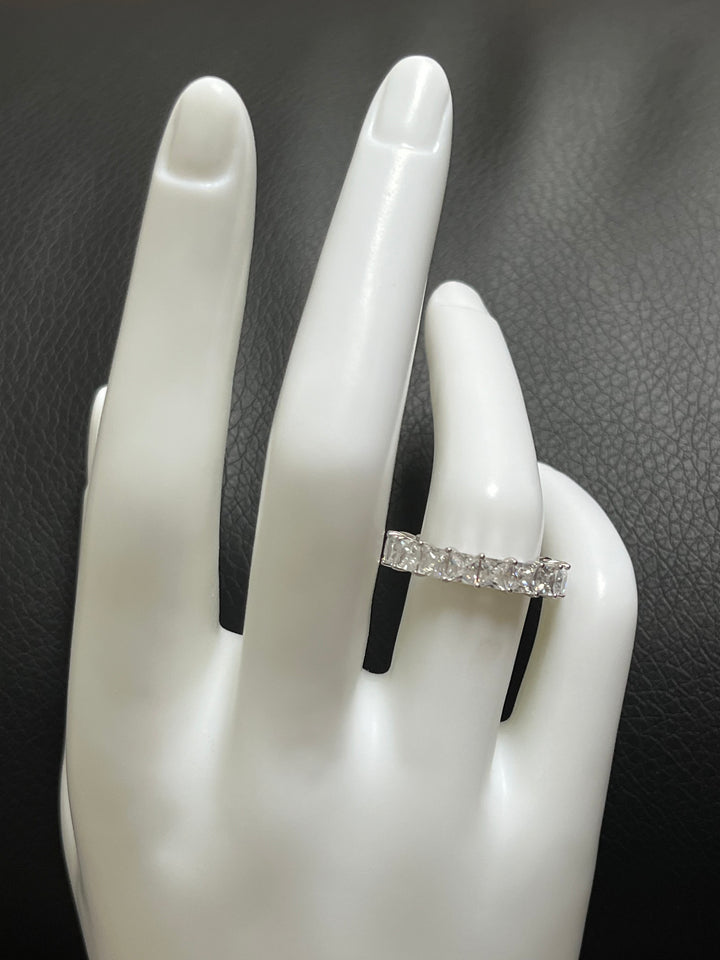 Sterling Silver Ring with Shiny Zirconia – Effortless Sophistication