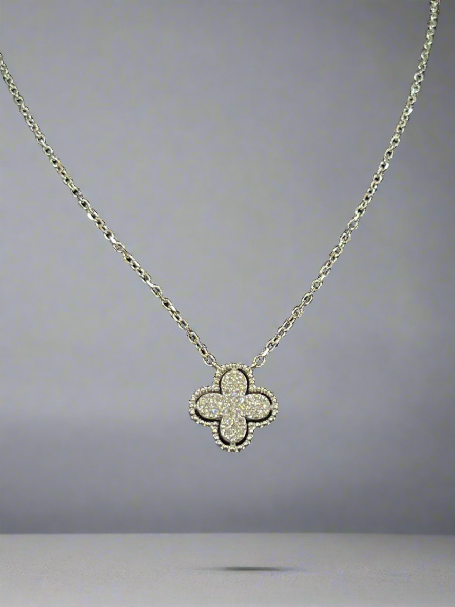 Clover Necklace with Shiny Zirconia – A Delicate Touch of Elegance