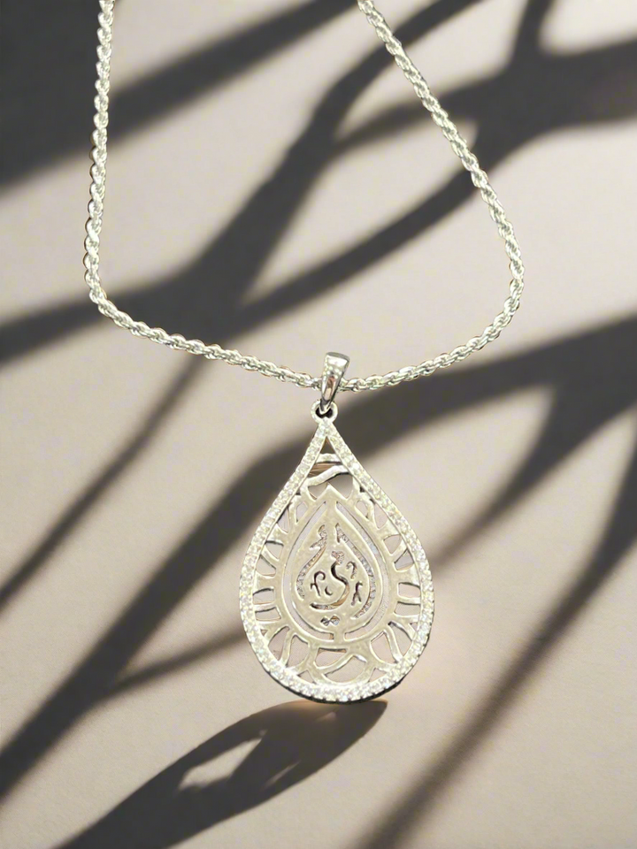 Ummi Necklace in Arabic (أمي) with Diamond Zirconia