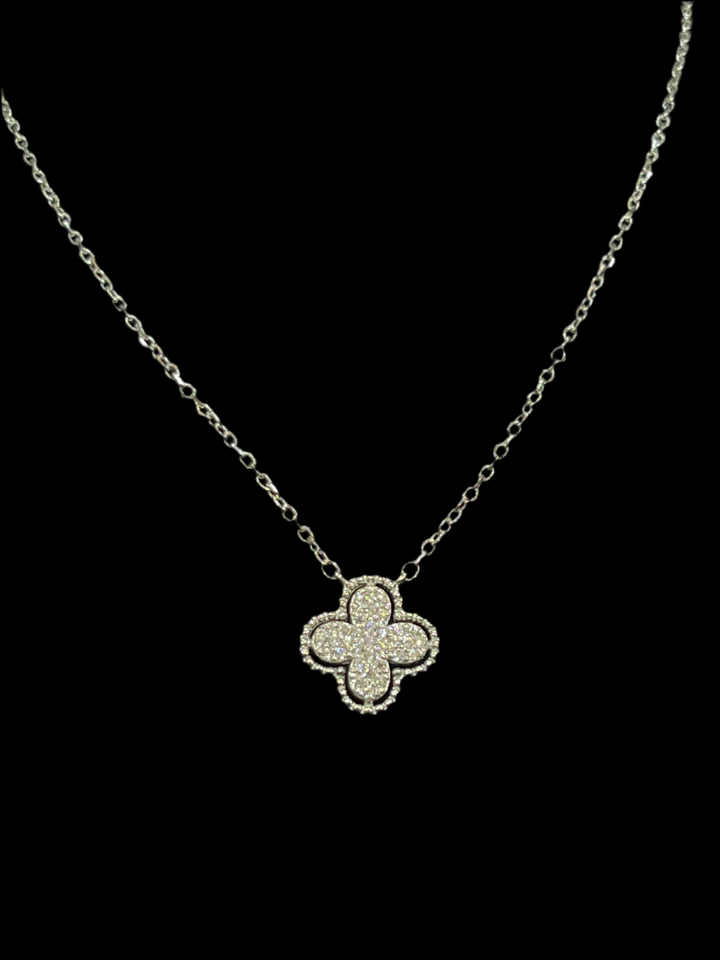 Clover Necklace with Shiny Zirconia – A Delicate Touch of Elegance