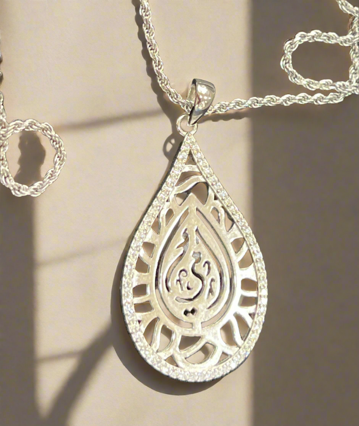 Ummi Necklace in Arabic (أمي) with Diamond Zirconia