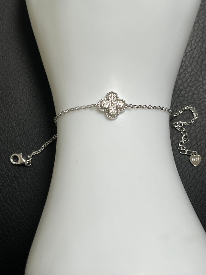 Tiny Clover Bracelet with Shiny Zirconia – A Delicate Touch of Elegance