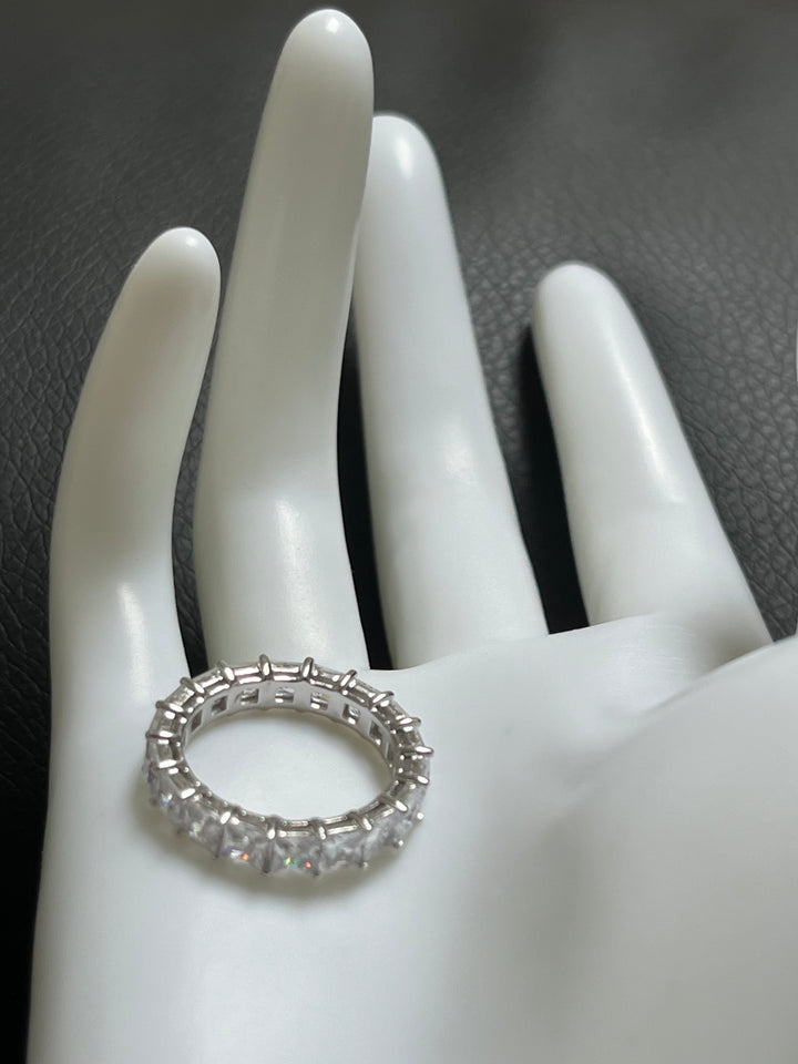 Sterling Silver Ring with Shiny Zirconia – Effortless Sophistication