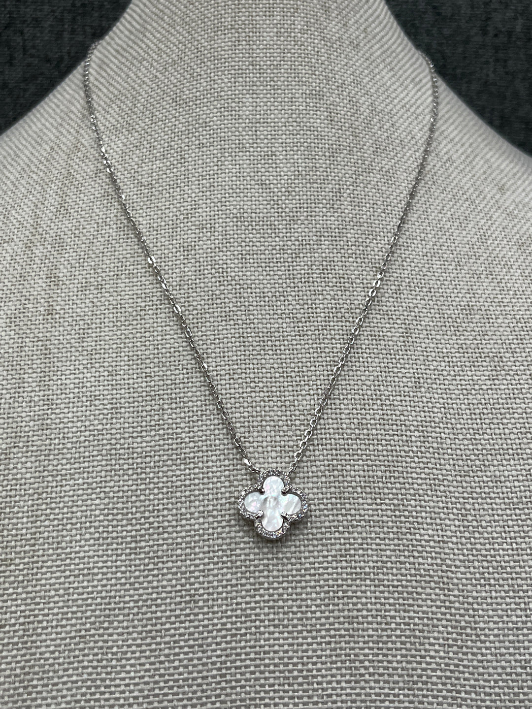 Clover Necklace with Sparkling Zirconia – Limited Edition in 3 Colours