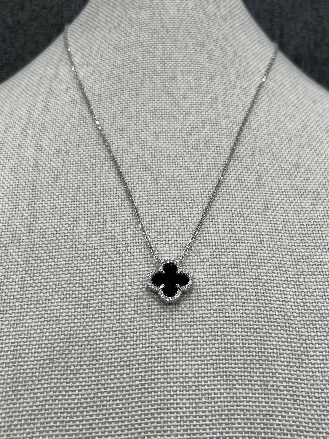 Clover Necklace with Sparkling Zirconia – Limited Edition in 3 Colours