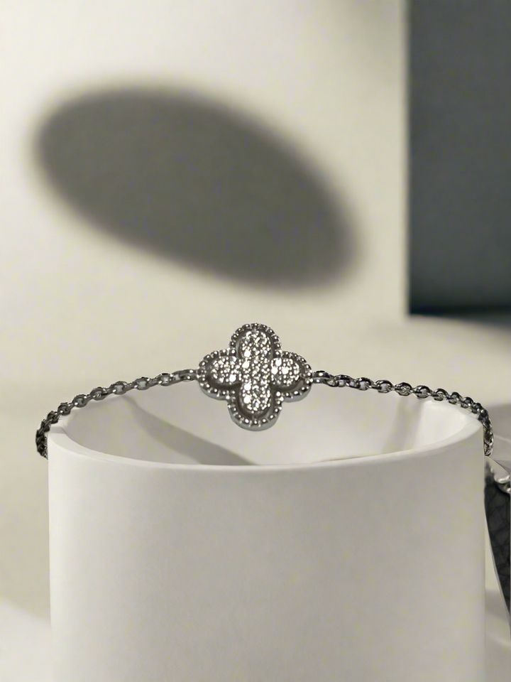 Tiny Clover Bracelet with Shiny Zirconia – A Delicate Touch of Elegance