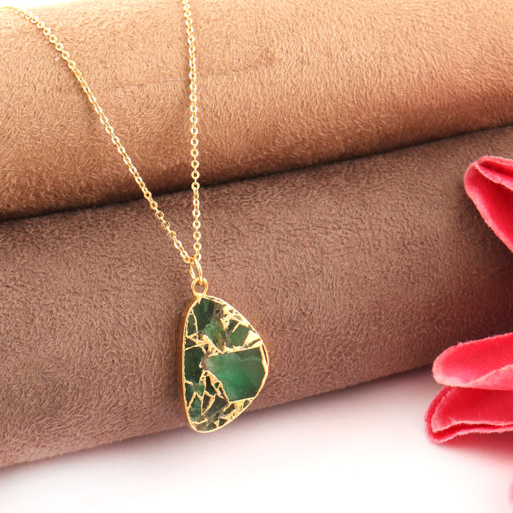 Emerald Necklace: Exquisite Emerald Necklace for a Timeless, Luxurious Look