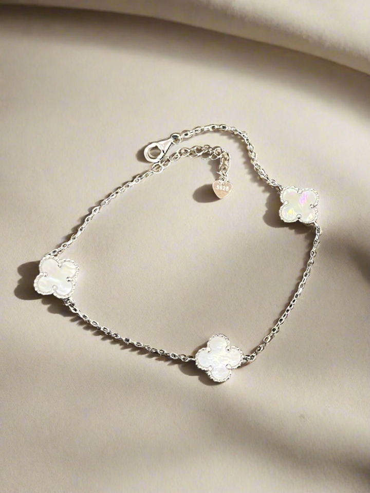 Discover the Elegance of this White Clover Jewellery Set: Timeless Beauty and Versatile Style