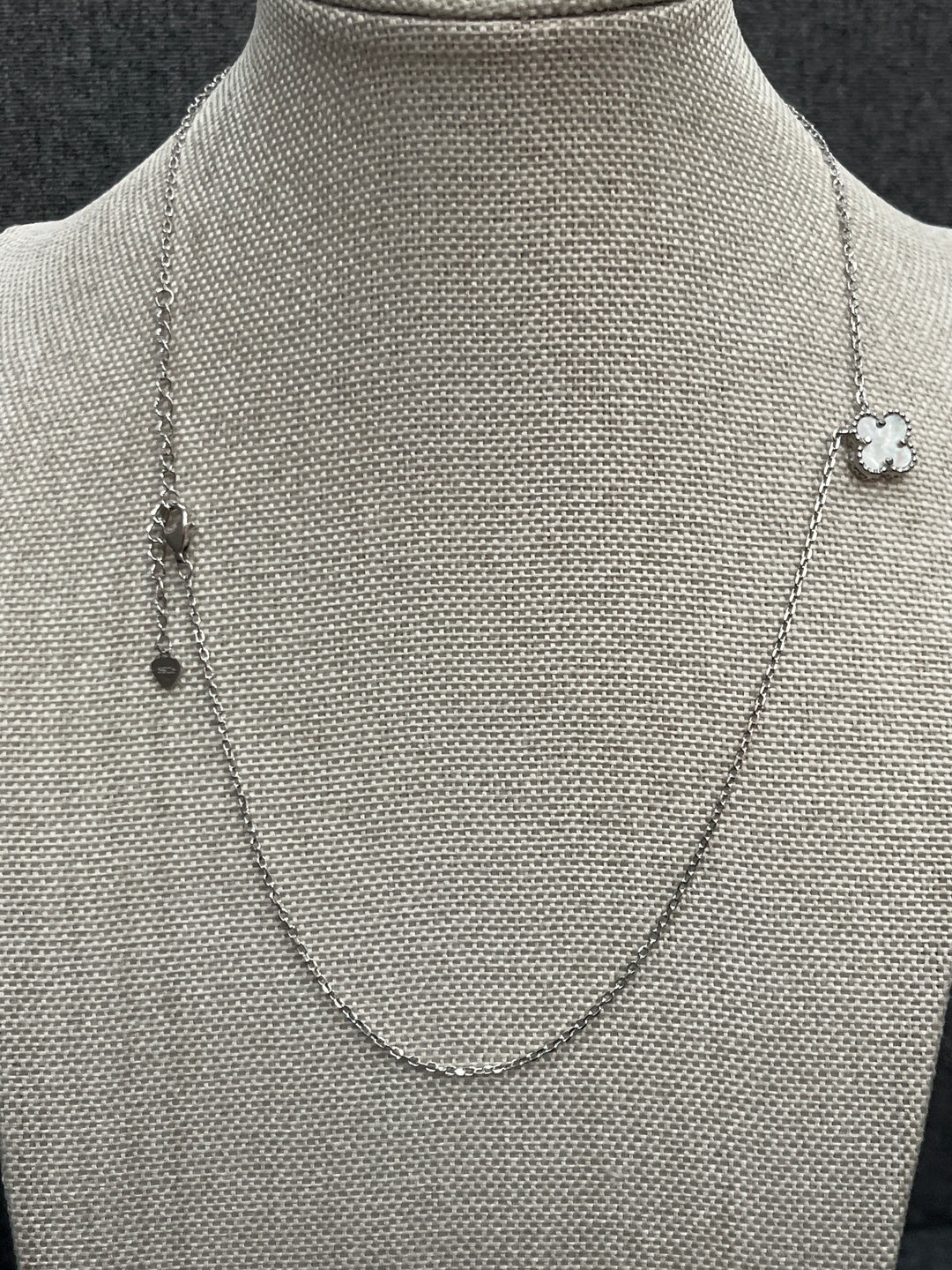 Discover the Elegance of this White Clover Jewellery Set: Timeless Beauty and Versatile Style