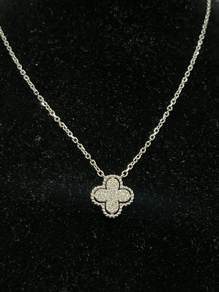 Clover Necklace with Shiny Zirconia – A Delicate Touch of Elegance