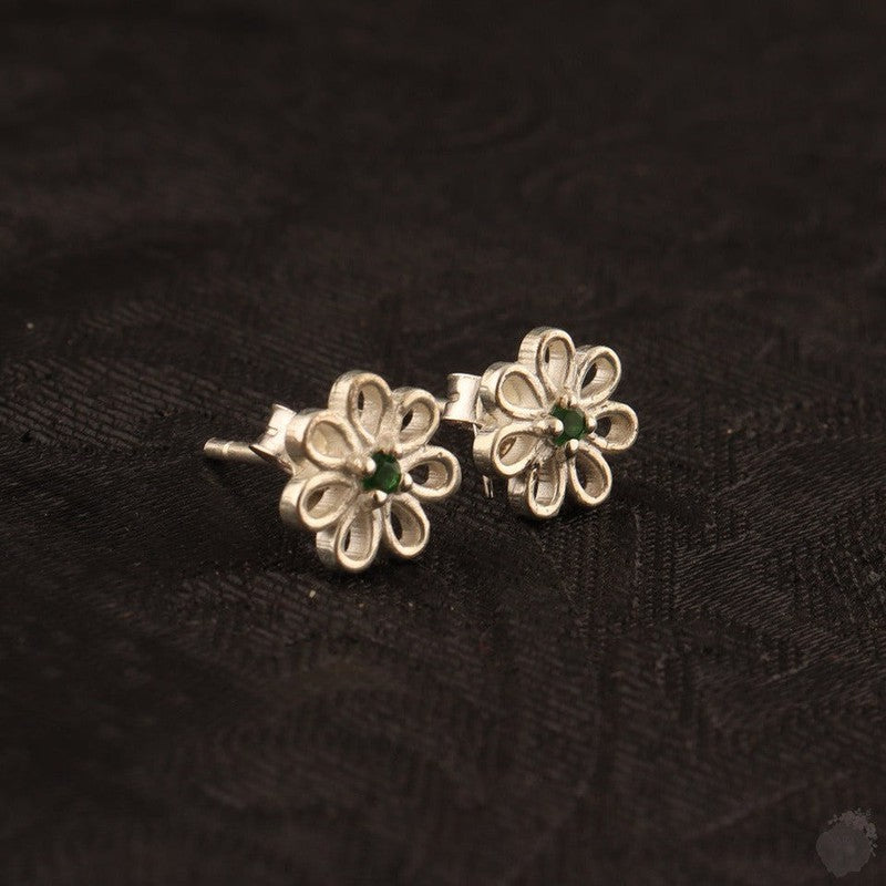 Emerald Enchantment: Daisy Elegance