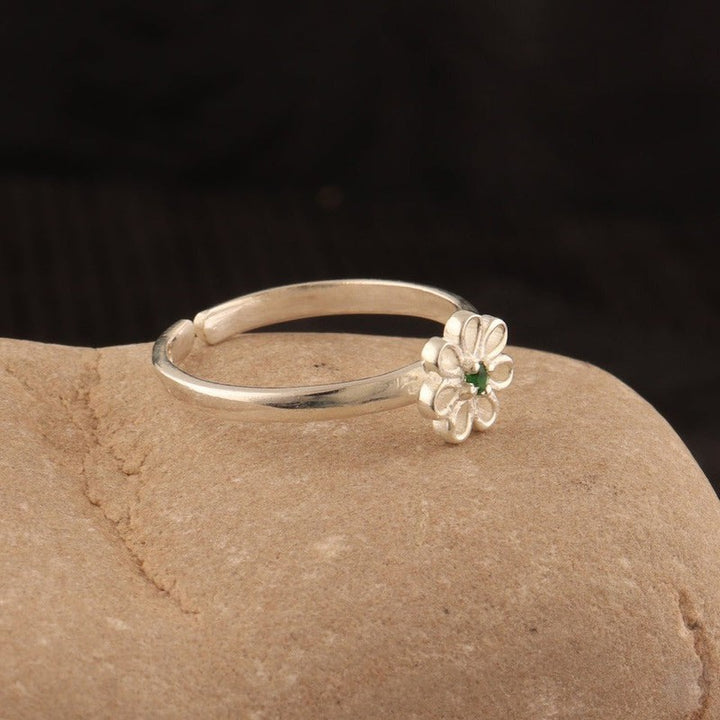 Emerald Enchantment: Daisy Elegance